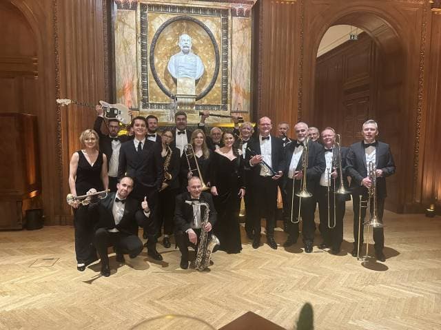 Big Band Fabryka: Złota Era Swingu w Kinie Kijów