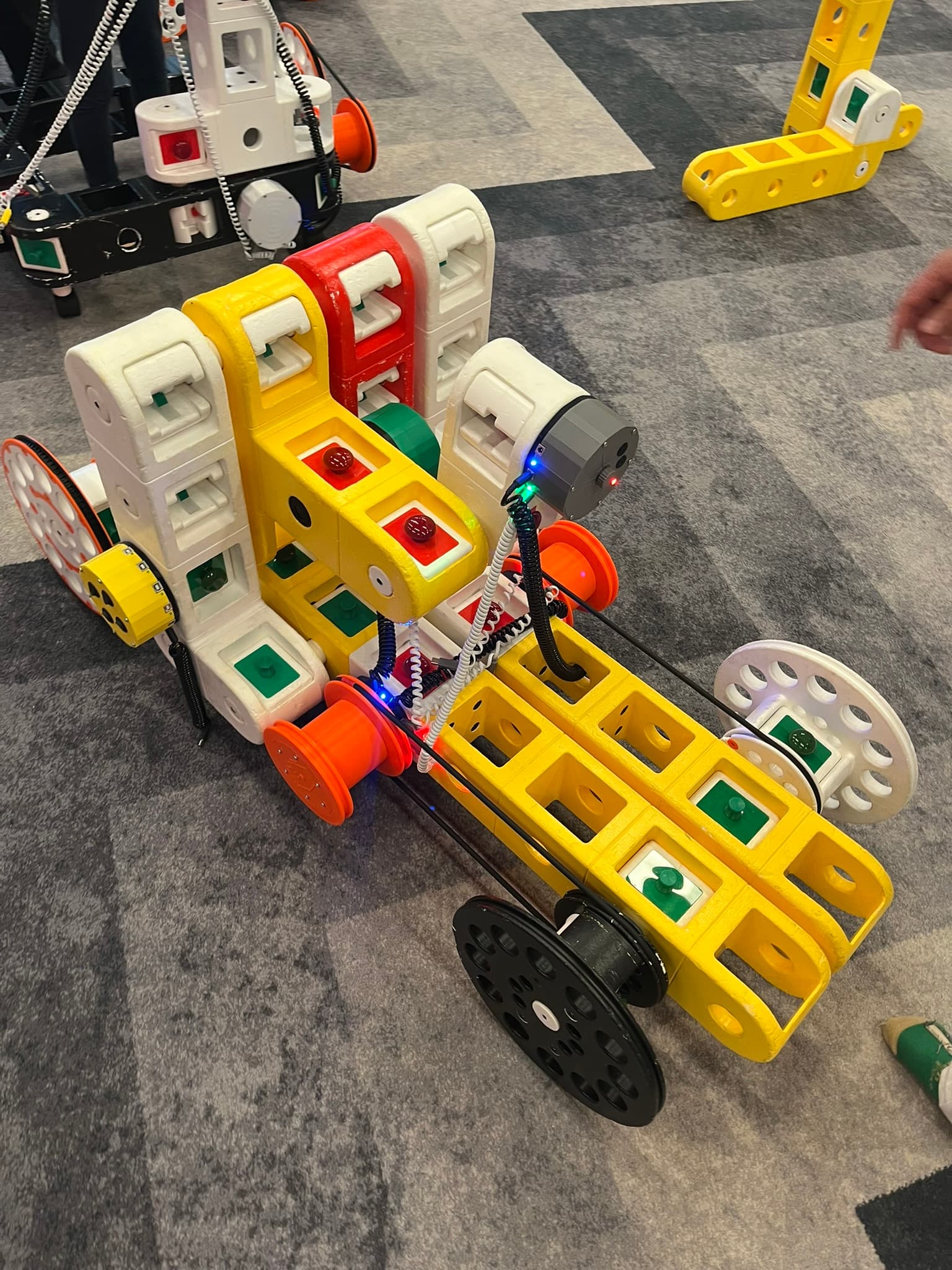 Prototypuss - ROBOTYKA, zajęcia z budowania robotów z ogromnych klocków