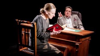 Spektakl „Oleanna" w Teatrze Jaracza | POŻEGNANIE Z TYTUŁEM